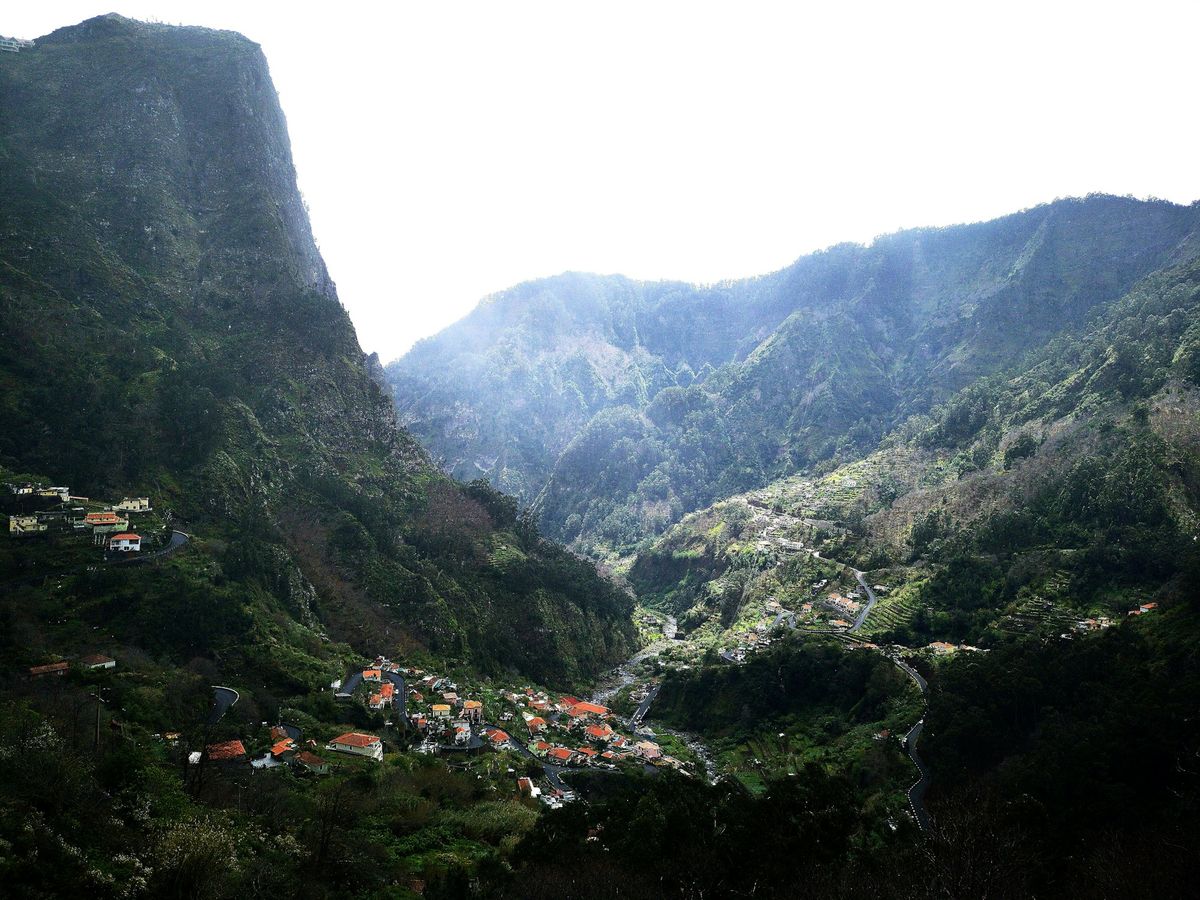 Vale profundo na Madeira com casas dispersas nas encostas